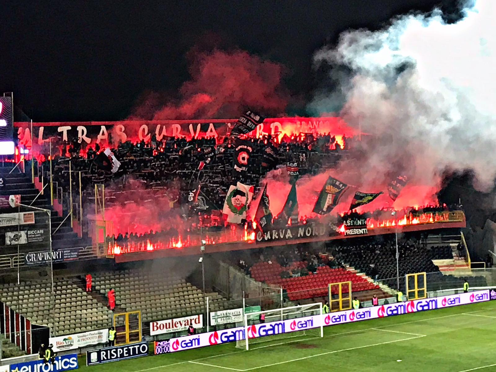 Il Foggia Calcio potrebbe andare in Serie B? Tanti tifosi rossoneri chiedono il ripescaggio