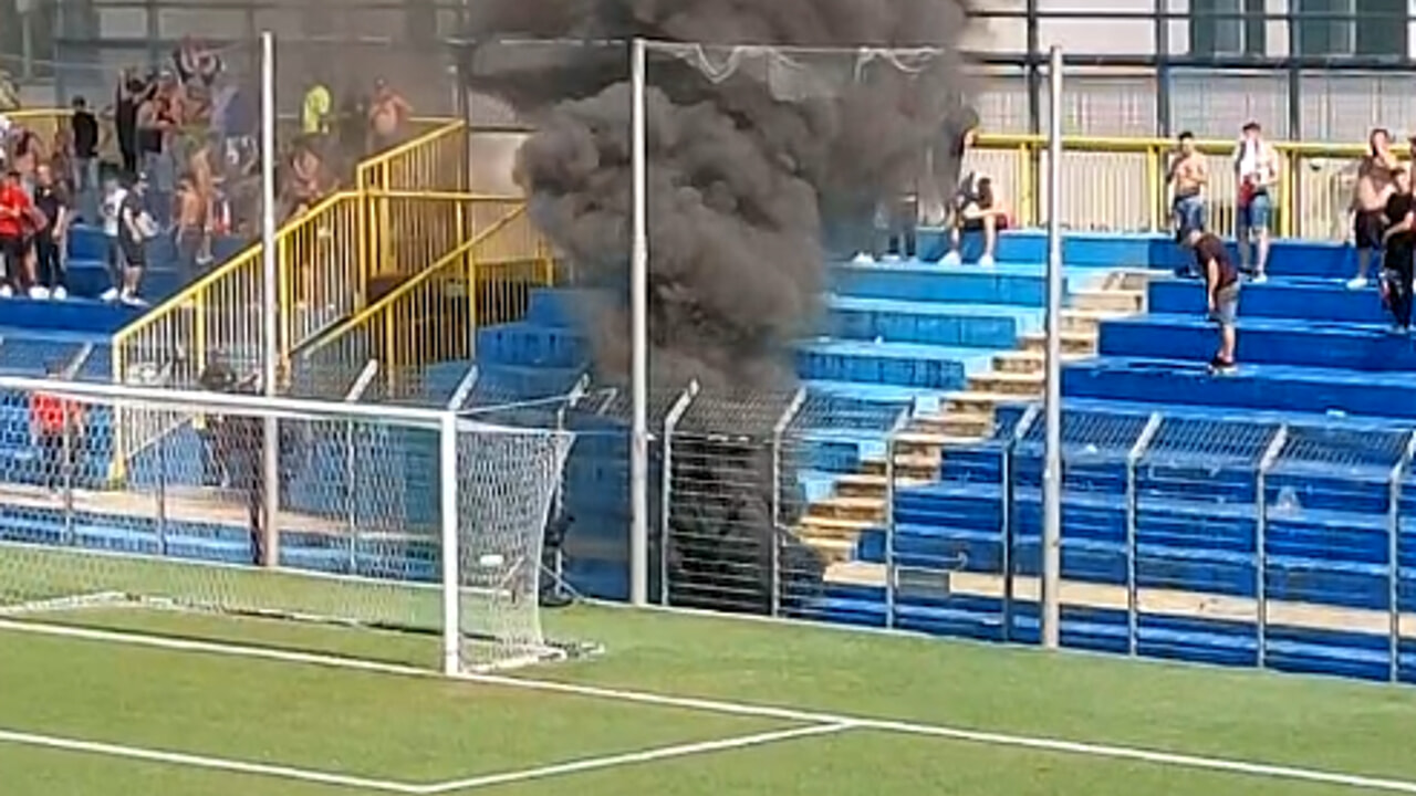 Tensione allo stadio Rigamonti-Ceppi di Lecco: striscione celebrativo del Lecco bruciato dai tifosi del Foggia Calcio